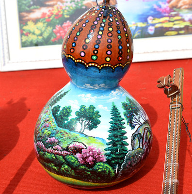 充满维吾尔风情的葫芦手工艺品,受到众多游客青睐